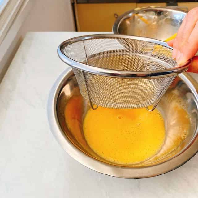 卵をざるでこす