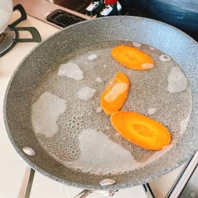 にんじんを茹でる