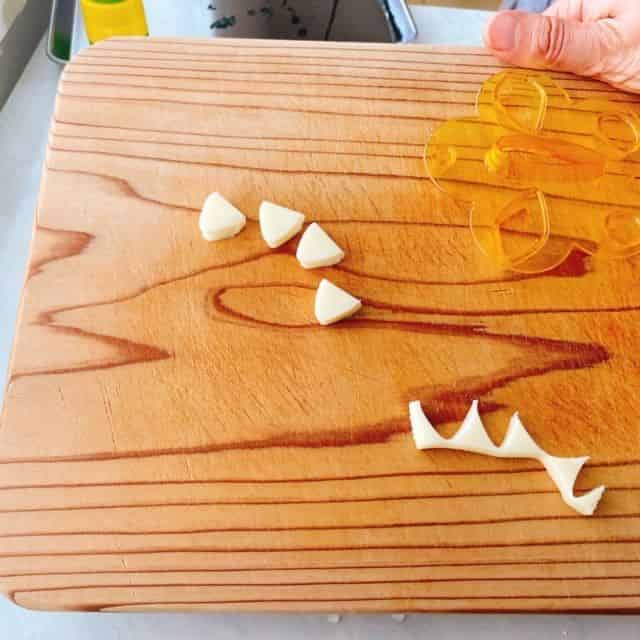 チーズを三角に切る