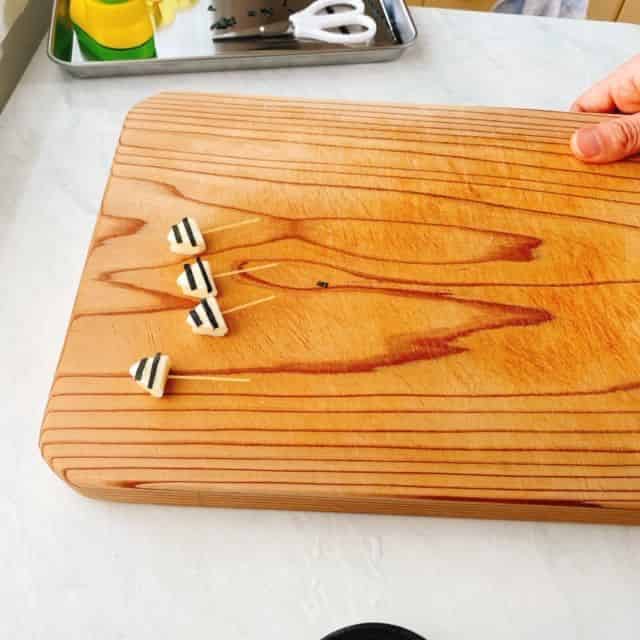 チーズにパスタをさす