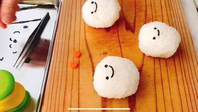 おにぎりに顔をつける
