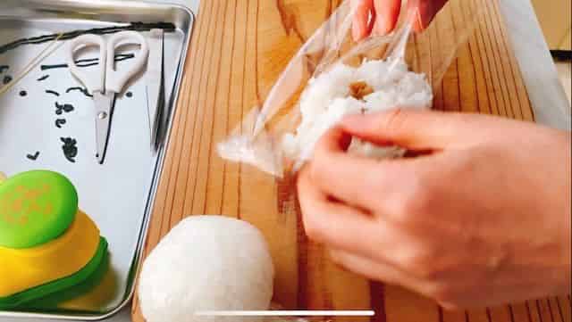 俵おにぎりを作る
