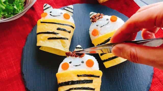 おにぎりに鰹節を貼る