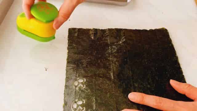 海苔パンチで海苔を抜く