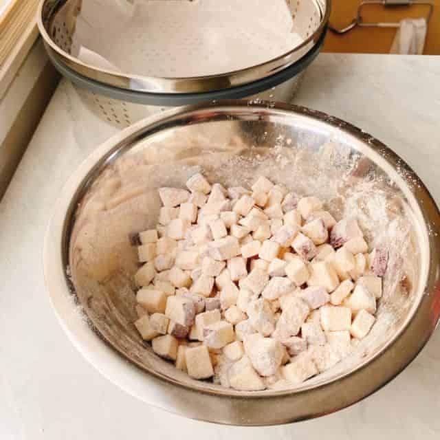 さつまいもに玄米粉を塗します