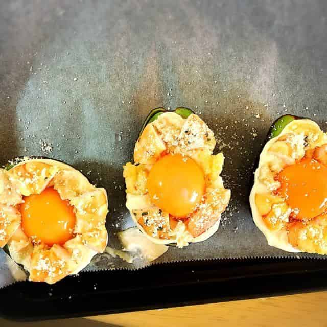 卵黄を詰めてチーズをかけます