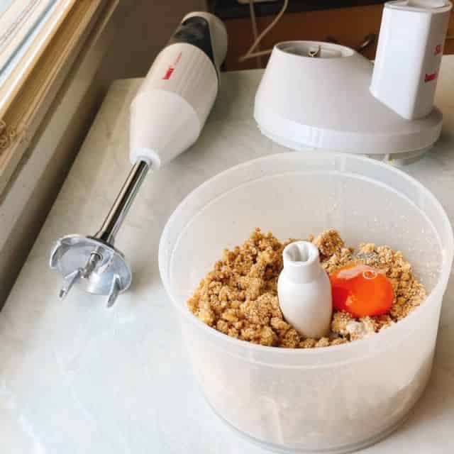 卵黄と生クリームを加えます