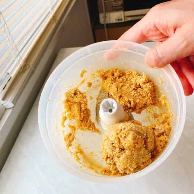 バターを加えて攪拌します