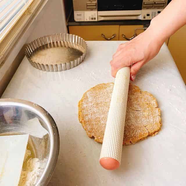麺棒で伸ばします