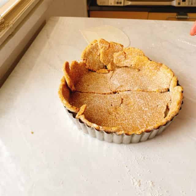 型に敷き込みます