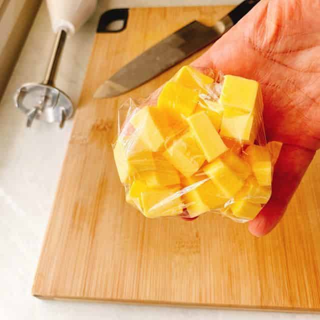 バターを角切りにします