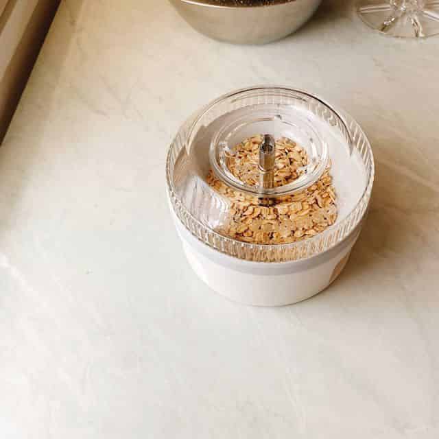 オートミールをグラインダーに入れます