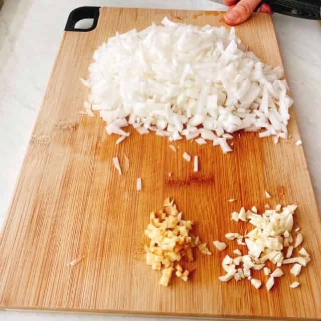玉ねぎニンニク生姜をみじん切りにします