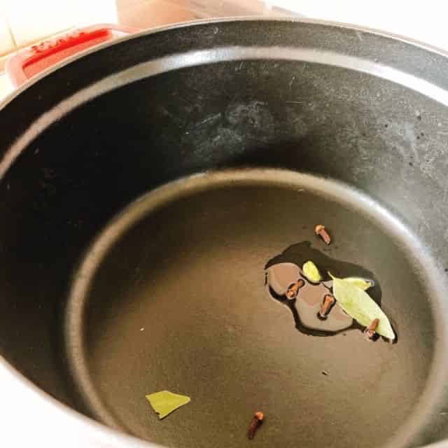 ホールスパイスを加熱します