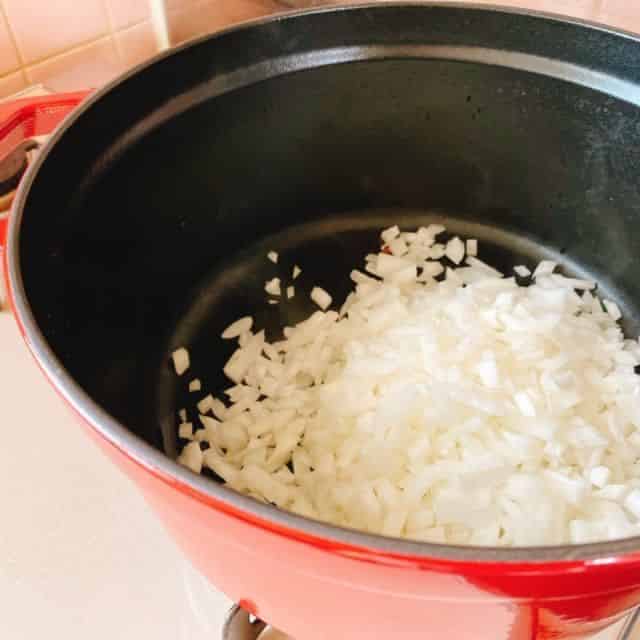 玉ねぎを炒めます