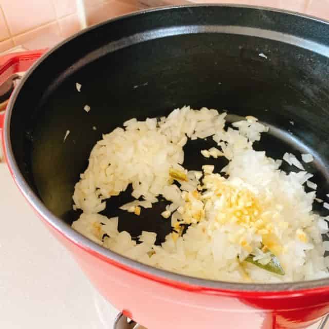 にんにくと生姜を加え炒めます