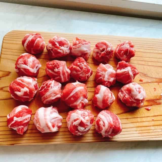 薄切り肉を丸めてミートボールを作ります
