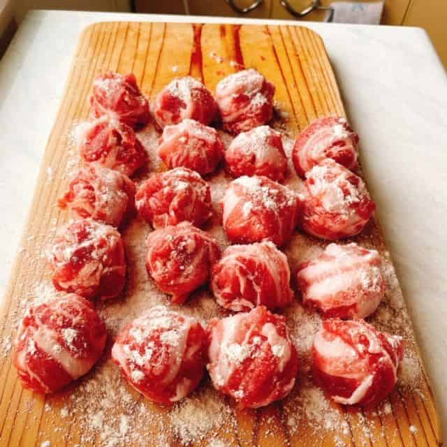 玄米粉をまぶします