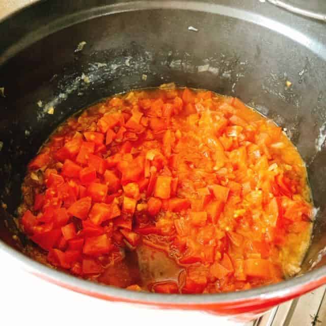 トマトが煮崩れたら水をk加えます