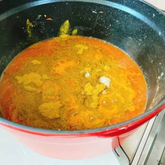 塩とカレー粉を加えます