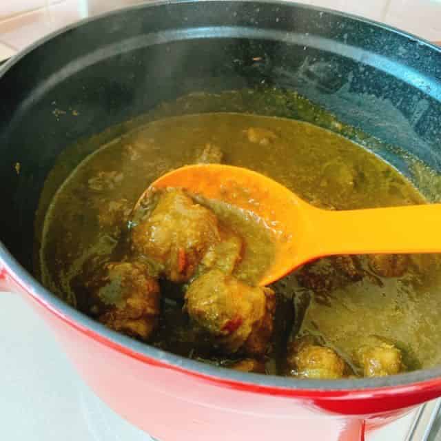 味を見て塩、カレー粉を加えます