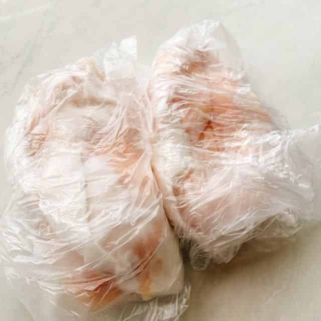 鶏皮に塩を振ります