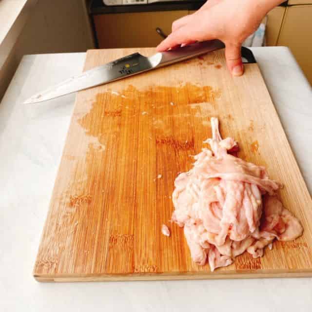 鶏皮を細長く切ります