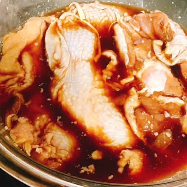 鶏もも肉を漬け込みます