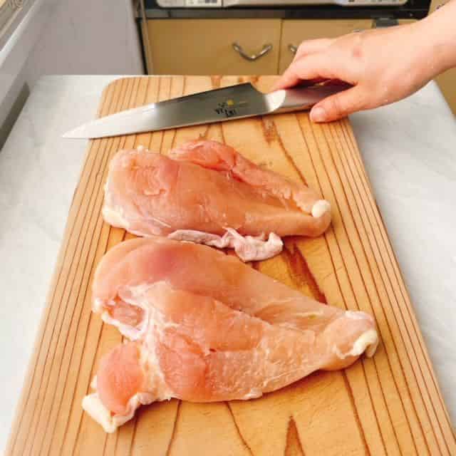 鶏胸肉に塩を振ります