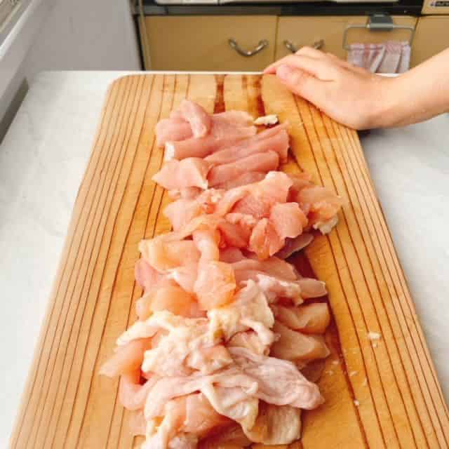 鶏胸肉を細く切ります