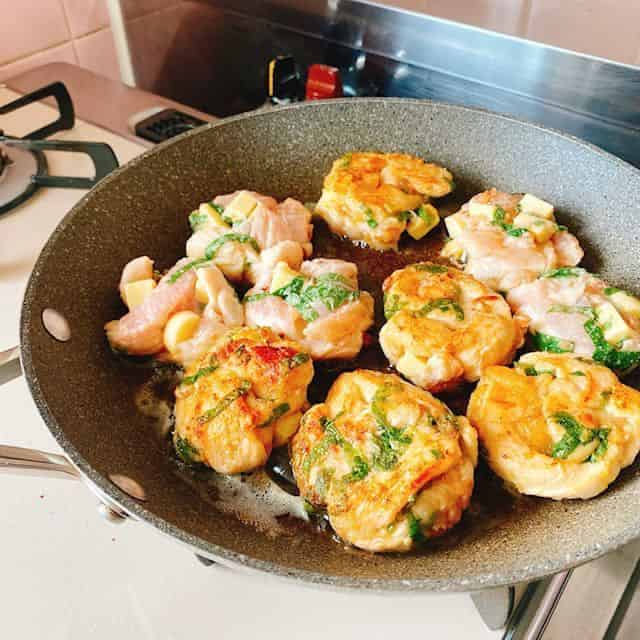 焼き色がついたら裏返します