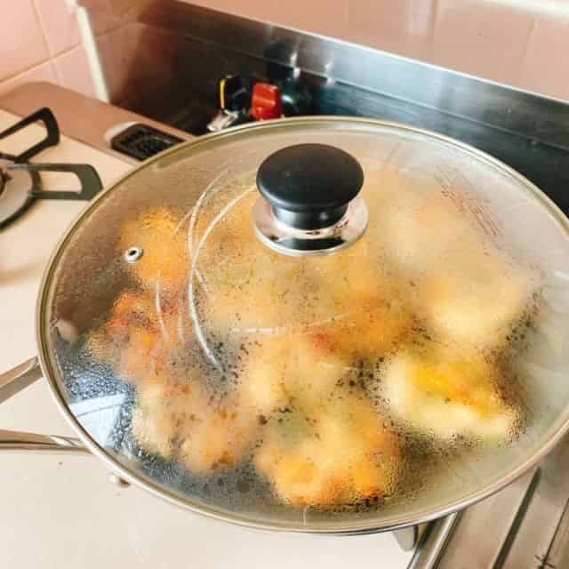 蓋をして蒸し焼きにします