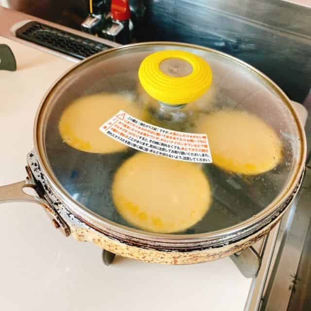 生地を流して焼く