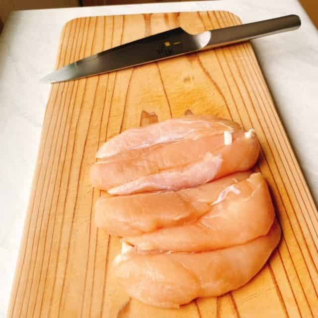 ささみに塩を揉み込みます