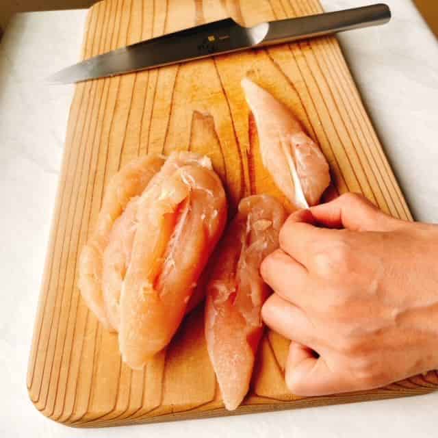 ささみの筋を取ります