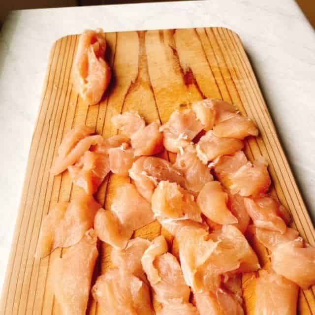 ささみを削ぎ切りにします