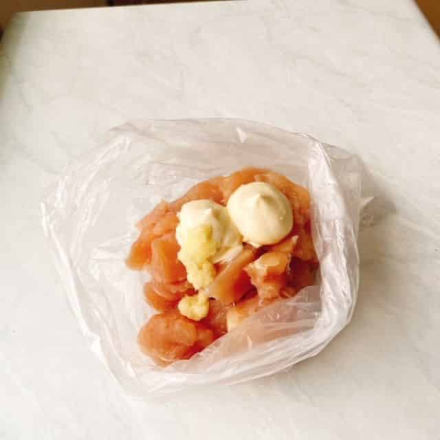 ささみに下味をつけます