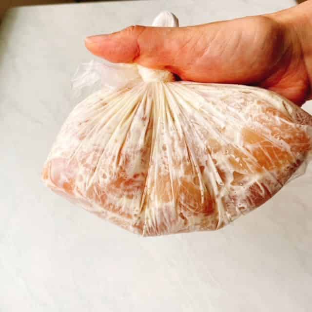 下味をよく揉み込みます