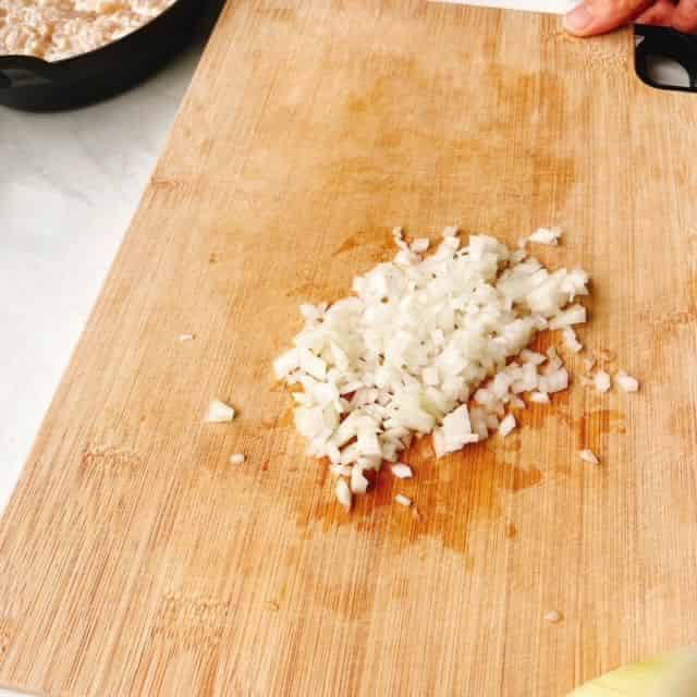 玉ねぎをみじん切りにします