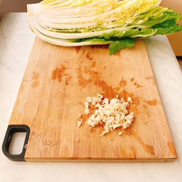 白菜とニンニクを切ります