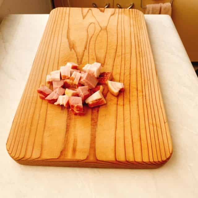 ベーコンを切ります