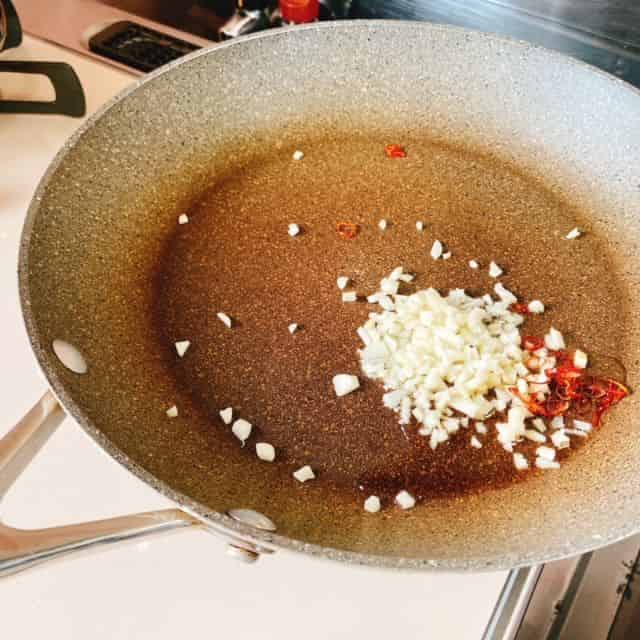 ニンニクと肩の爪を加熱します