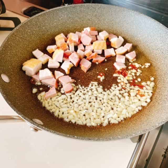 ベーコンを加え焼きます