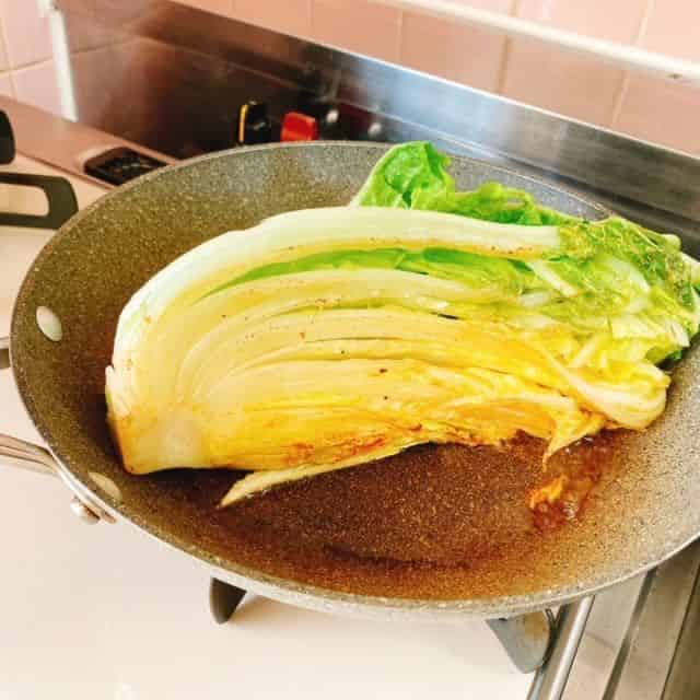 焼き色がついたら裏返します