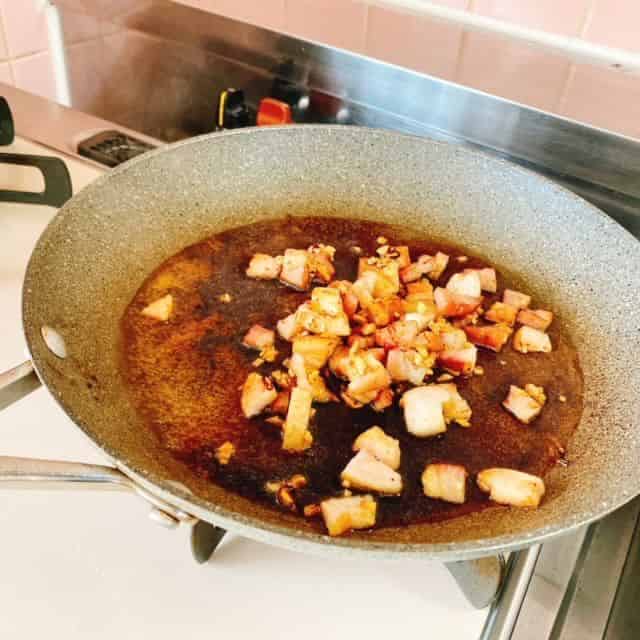 ベーコン・ニンニクを戻しいれます