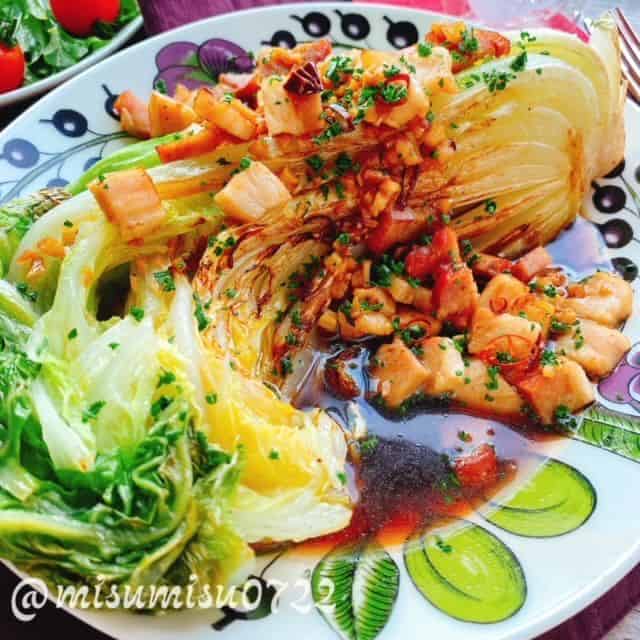 白菜ステーキのニンニクベーコンソース