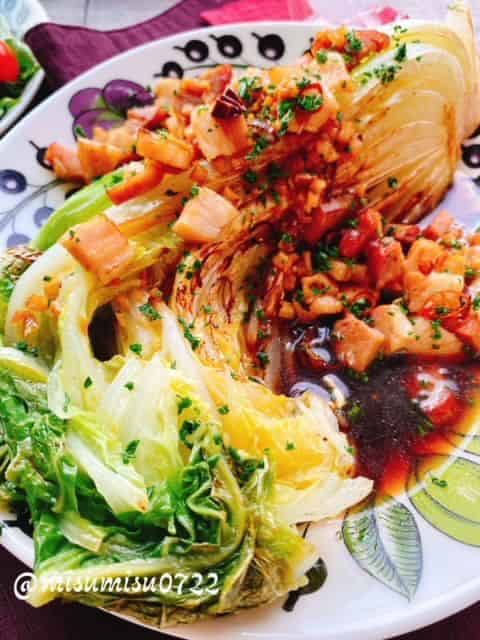 白菜にベーコンソースをかけます