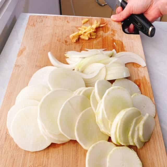 大根、玉ねぎ、生姜を切ります