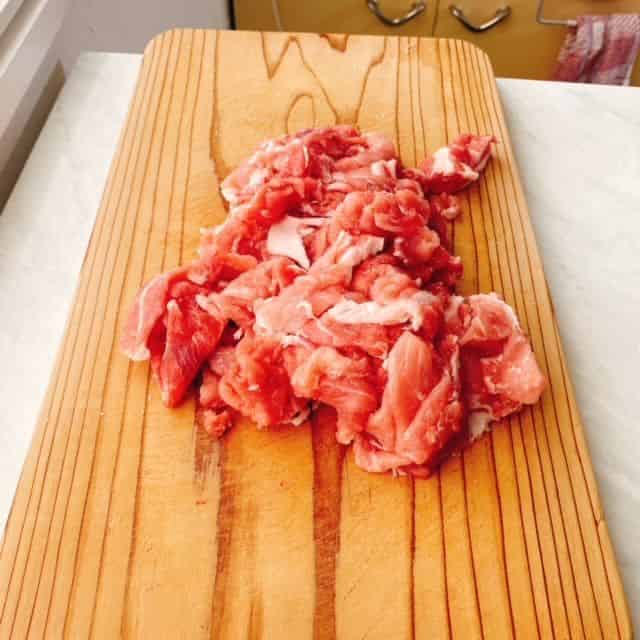 豚こま切れ肉を切り塩を振る