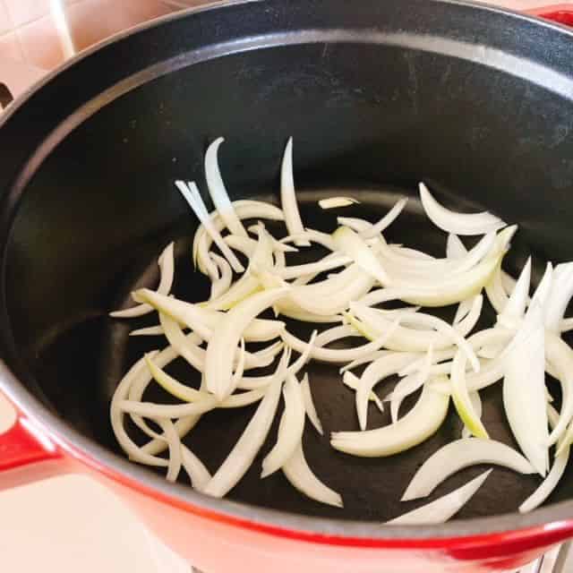 鍋に玉ねぎを入れる